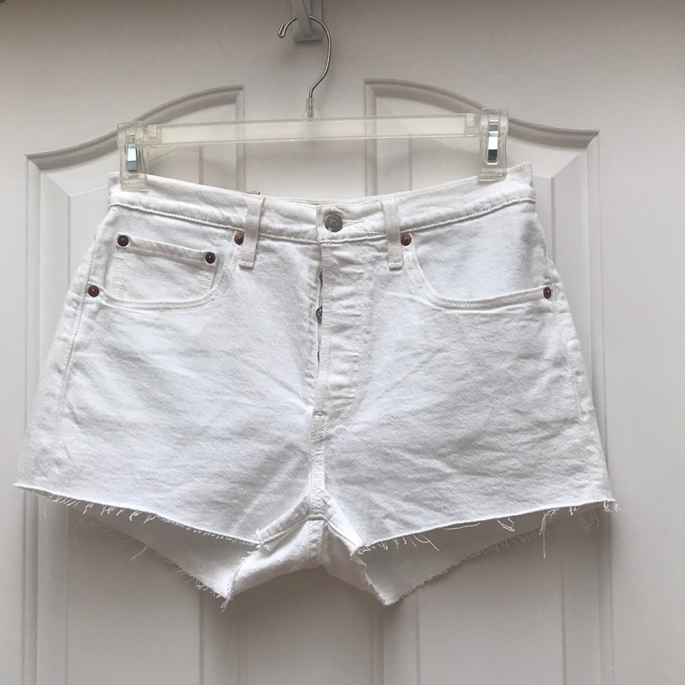 NWT Levi’s White High-Rise Denim Shorts